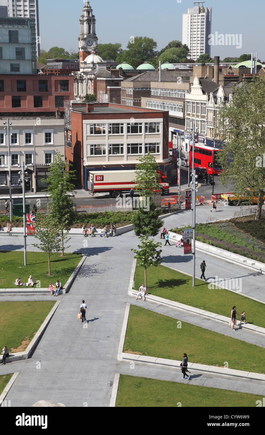 Le général Gordon Place, Woolwich, UK. Un bâtiment moderne, situé place de la ville avec de larges trottoirs, dispositif de l'eau et les zones d'herbe. Banque D'Images