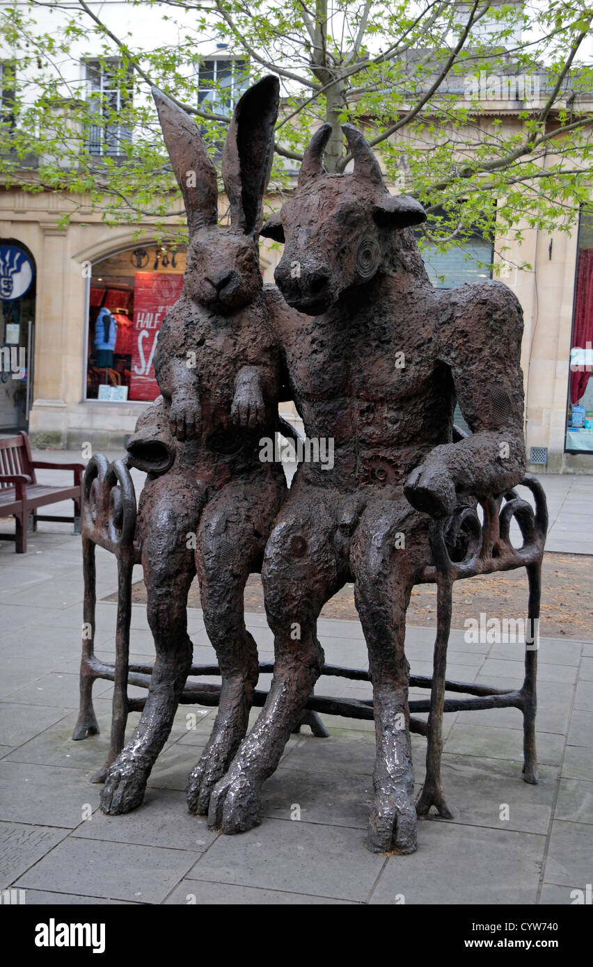 'Le Minotaure et le lièvre' sculpture par Sophie Ryder à Cheltenham, Gloucestershire, Angleterre. Banque D'Images