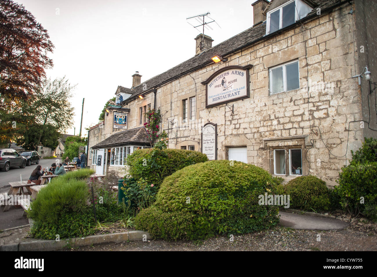 SHEEPSCOMBE, Royaume-Uni — The Butchers Arms, un pub anglais traditionnel situé dans le village de Sheepscombe, offre une atmosphère chaleureuse et une cuisine de pub classique. Nichée au cœur des Cotswolds, cette auberge historique présente un décor rustique et un environnement accueillant. Banque D'Images