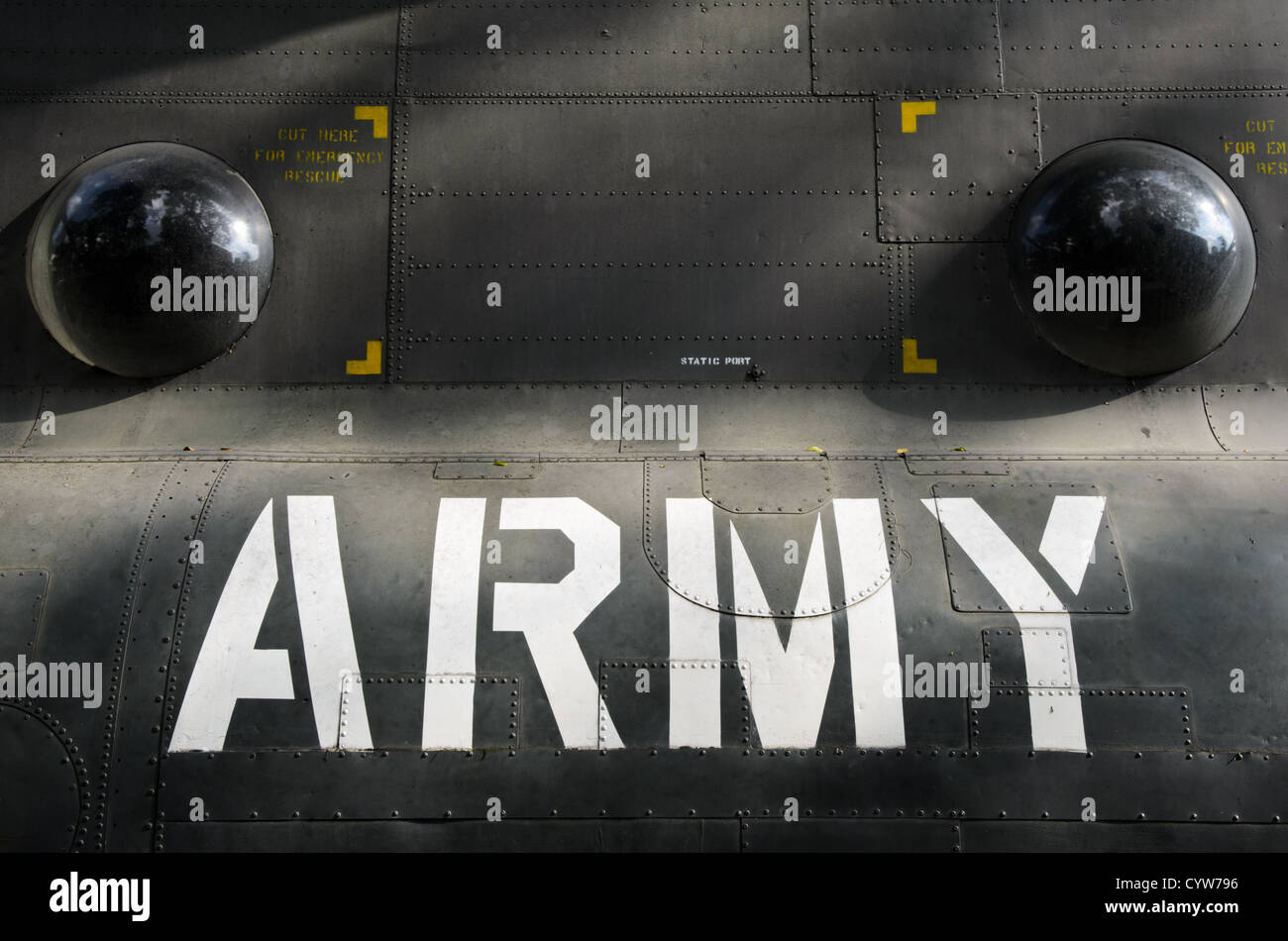 HO CHI MINH VILLE, Vietnam — le lettrage au pochoir « ARMÉE » apparaît à l'extérieur d'un hélicoptère CH-47 Chinook au musée des restes de guerre. La typographie militaire représente les marques d'identification standard des avions de l'armée américaine de l'époque de la guerre du Vietnam. L'hélicoptère se trouve parmi d'autres artefacts militaires dans la zone d'exposition extérieure du musée. Banque D'Images