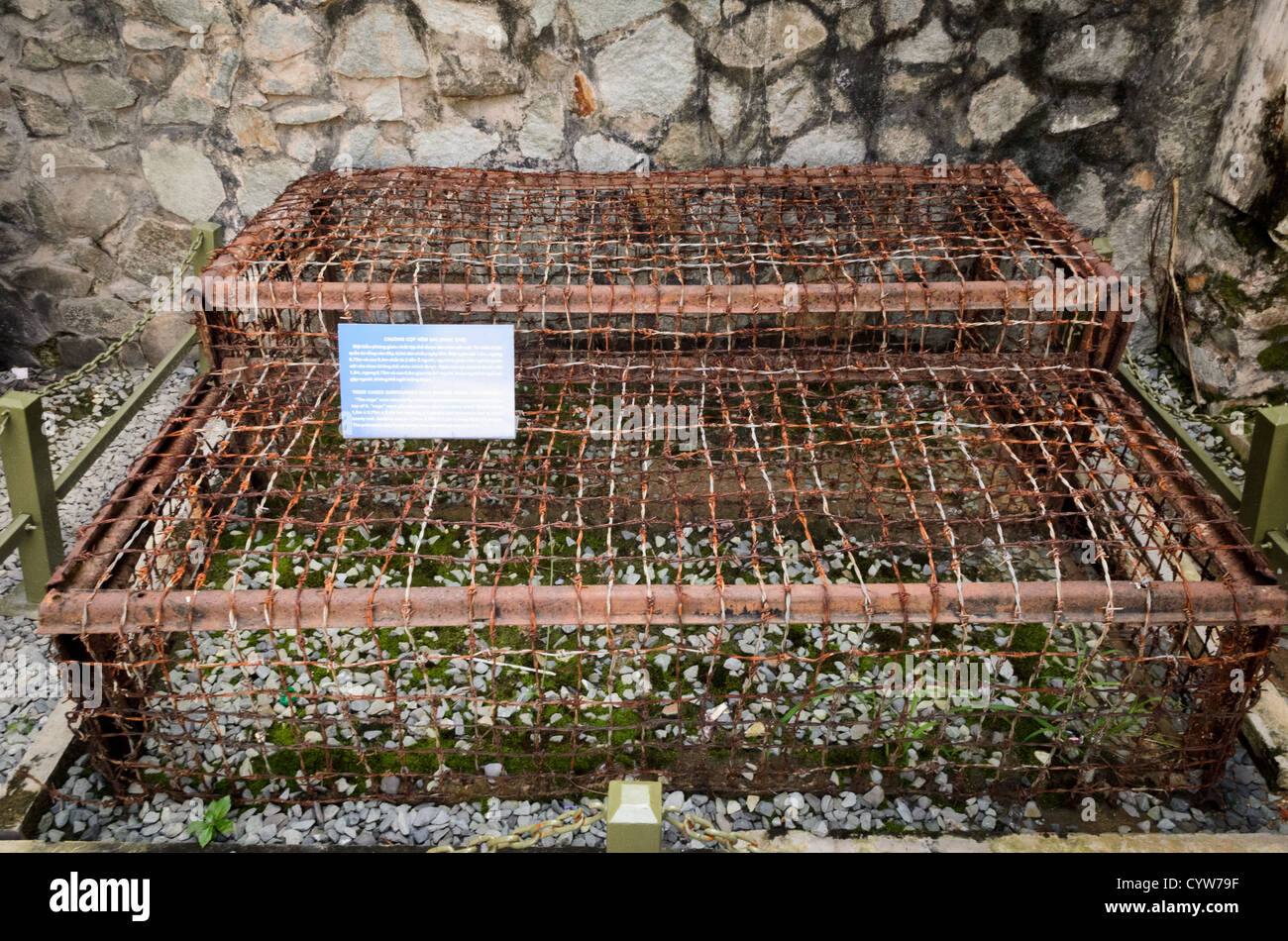 HO CHI MINH VILLE, Vietnam — Une réplique exposée au Musée des vestiges de guerre montre des cages de tigre utilisées dans les prisons coloniales sud-vietnamiennes. La plus petite cage à l'avant a été conçue pour tenir deux à trois personnes allongées. La plus grande cage derrière elle était destinée à contenir cinq à sept personnes. Banque D'Images