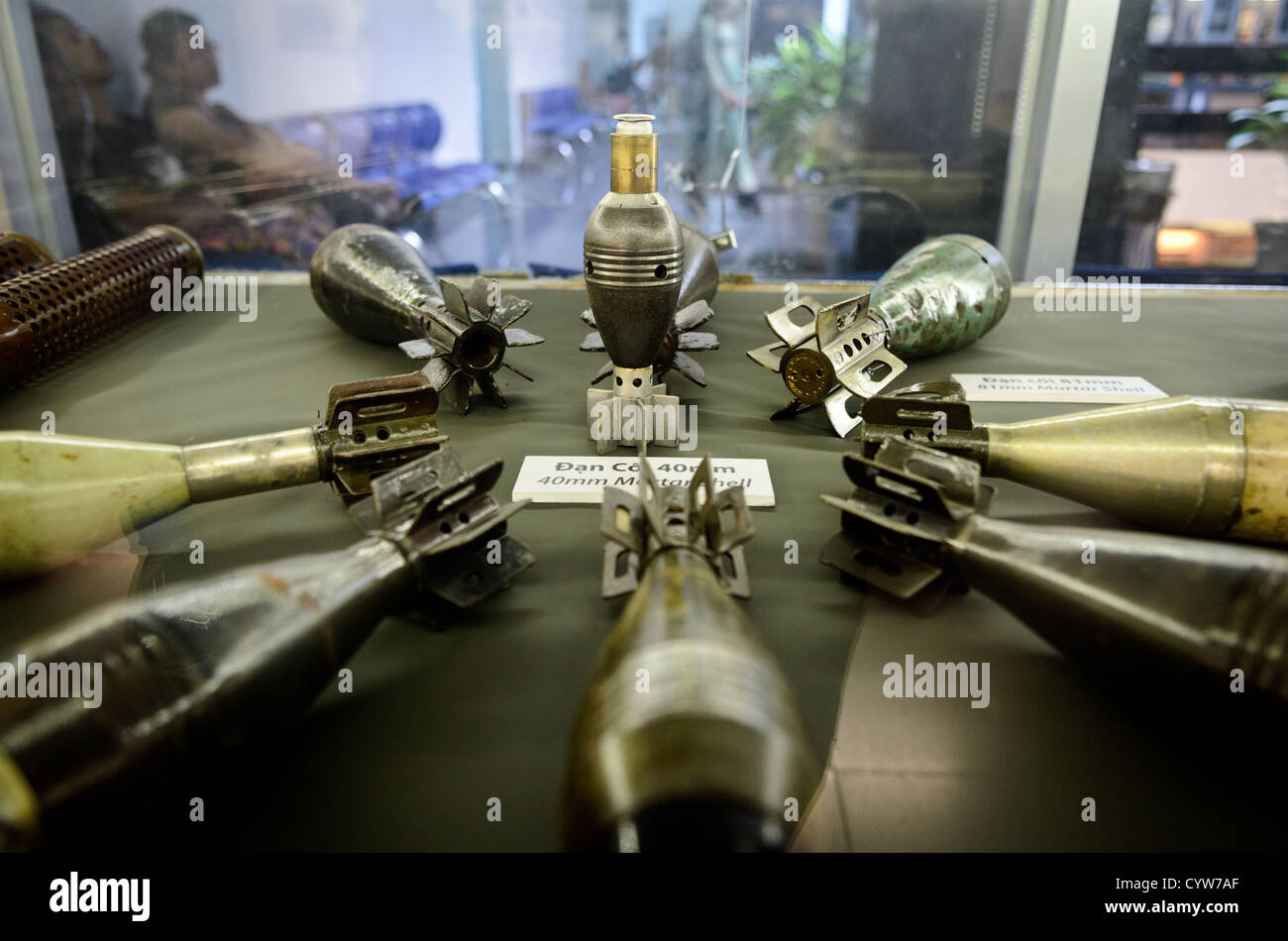 Musée des restes de guerre obus de mortier Ho Chi Minh-ville Vietnam // HO CHI MINH-VILLE, Vietnam — Une collection d'obus de mortier et d'armes militaires de la période de la guerre du Vietnam est exposée au Musée des restes de guerre. L'exposition présente divers types de munitions utilisées pendant le conflit. Le musée conserve ces artefacts militaires dans le cadre de sa collection permanente documentant la guerre. Banque D'Images