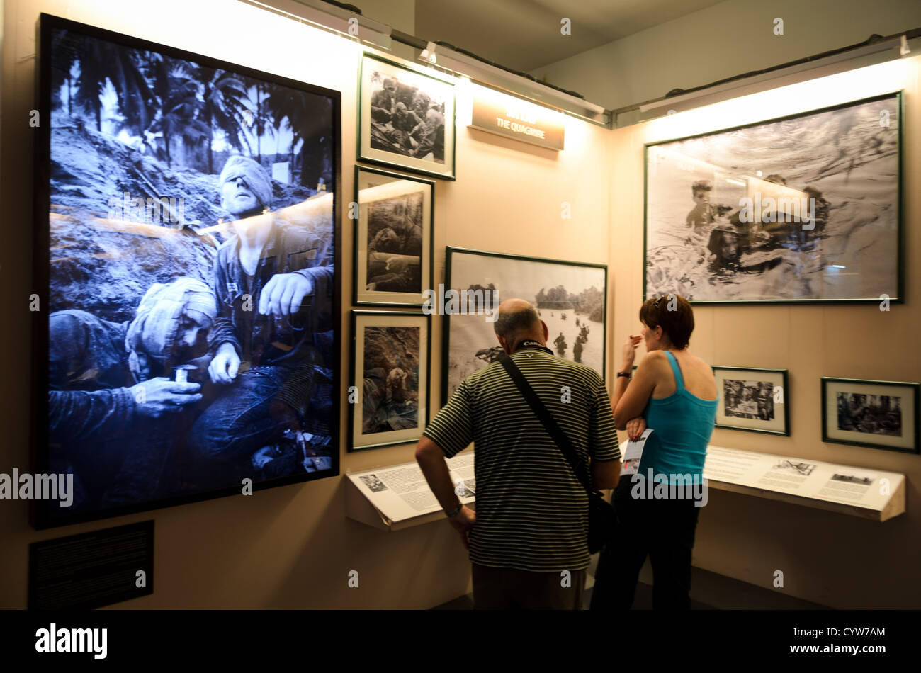 Musée des restes de guerre exposition de photographies de guerre Hô Chi Minh-ville Vietnam // HO CHI MINH-VILLE, Vietnam — une exposition au Musée des restes de guerre présente le travail de photographes de guerre internationaux qui ont documenté la guerre du Vietnam. La collection présente des photographies de combat de divers photojournalistes qui ont couvert le conflit. Le musée conserve ces images comme documentation historique de la couverture médiatique de la guerre. Banque D'Images