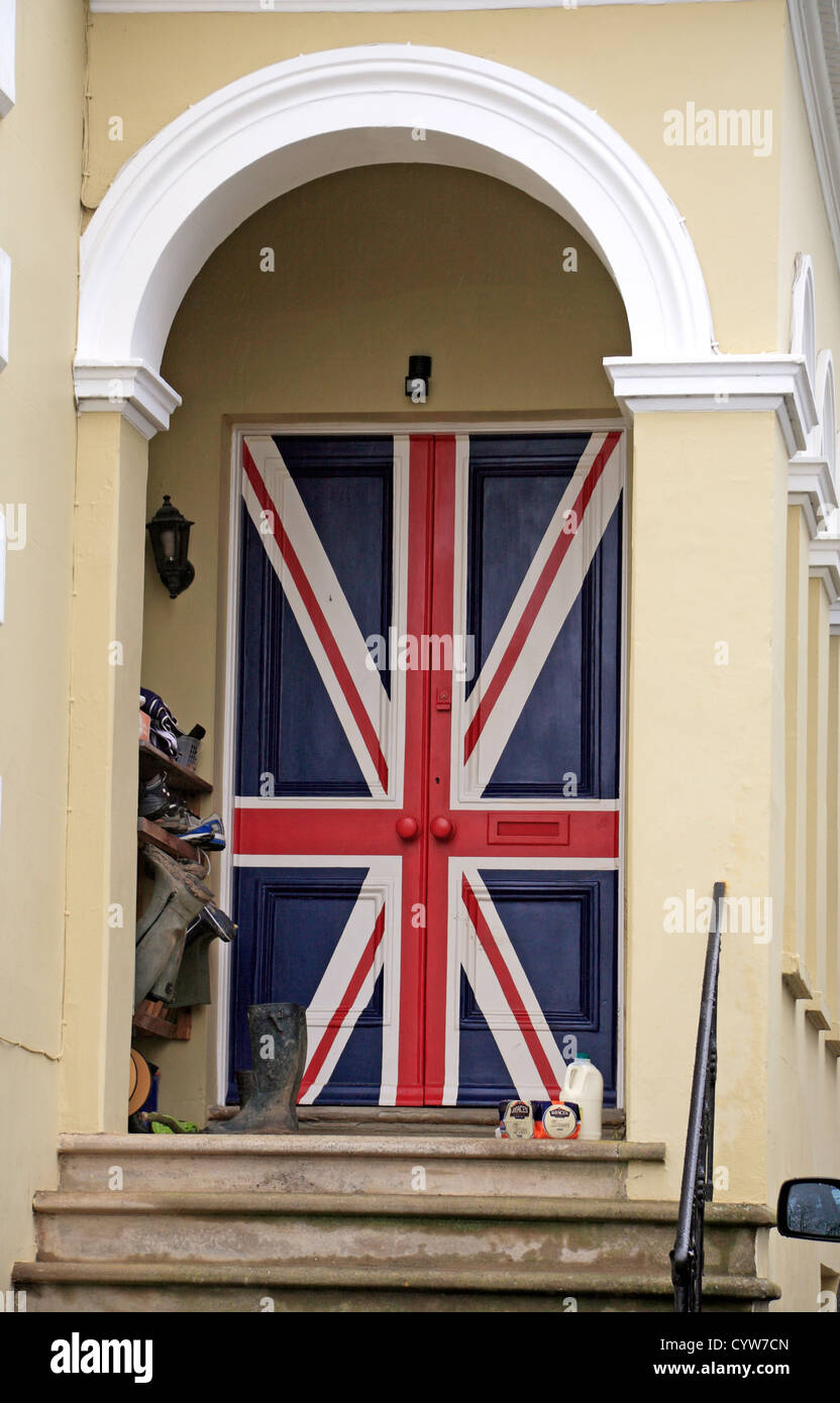 Une maison très patriotique peint avec porte drapeau de l'Union à Cheltenham, Gloucestershire, Royaume-Uni. Banque D'Images