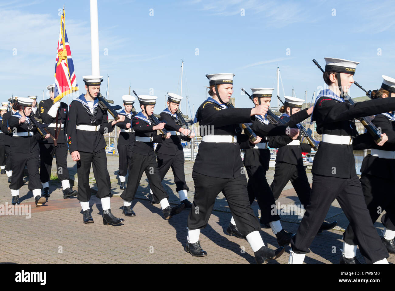 Les cadets de la marine la marche pour un défilé à Whitehaven Cumbria UK Banque D'Images