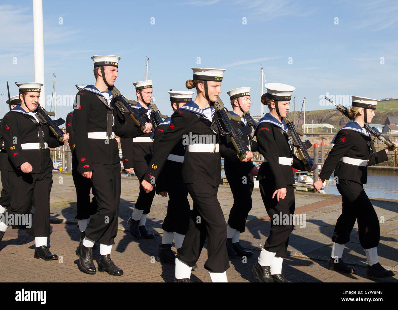 Les cadets de la marine la marche pour un défilé à Whitehaven Cumbria UK Banque D'Images