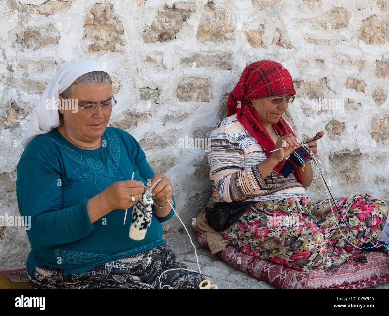 Deux femmes âgées, tricot ville Beyshehir, Anatolie, Turquie Banque D'Images