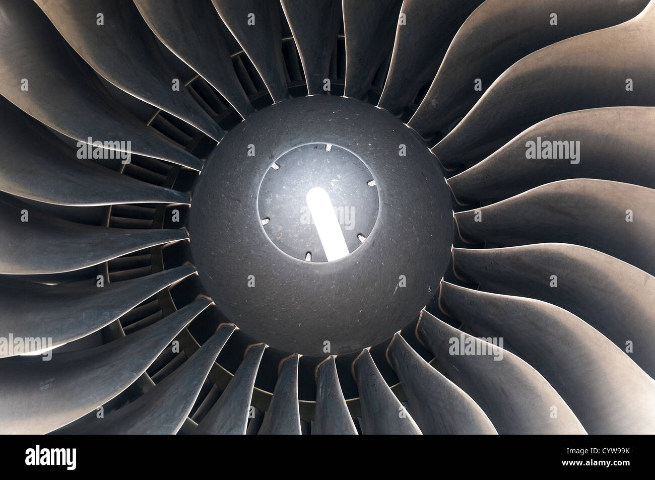 Close up vue détaillée des aubes de turbine du moteur d'avion. Banque D'Images