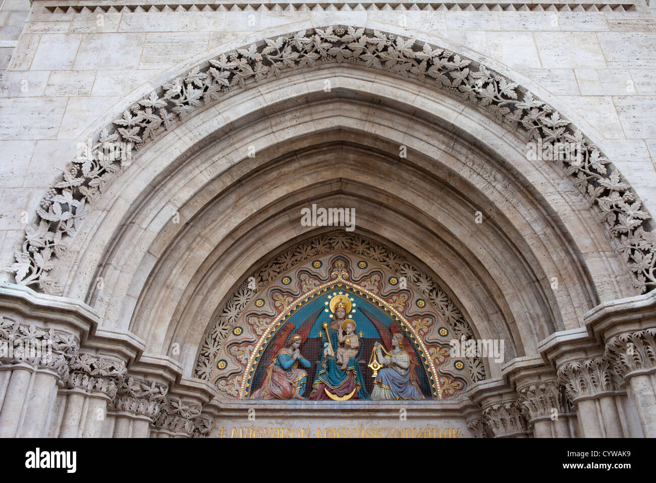 19e siècle, bas-relief de la Vierge à l'enfant entre deux anges sur le tympan de l'église Matthias de Budapest, Hongrie. Banque D'Images