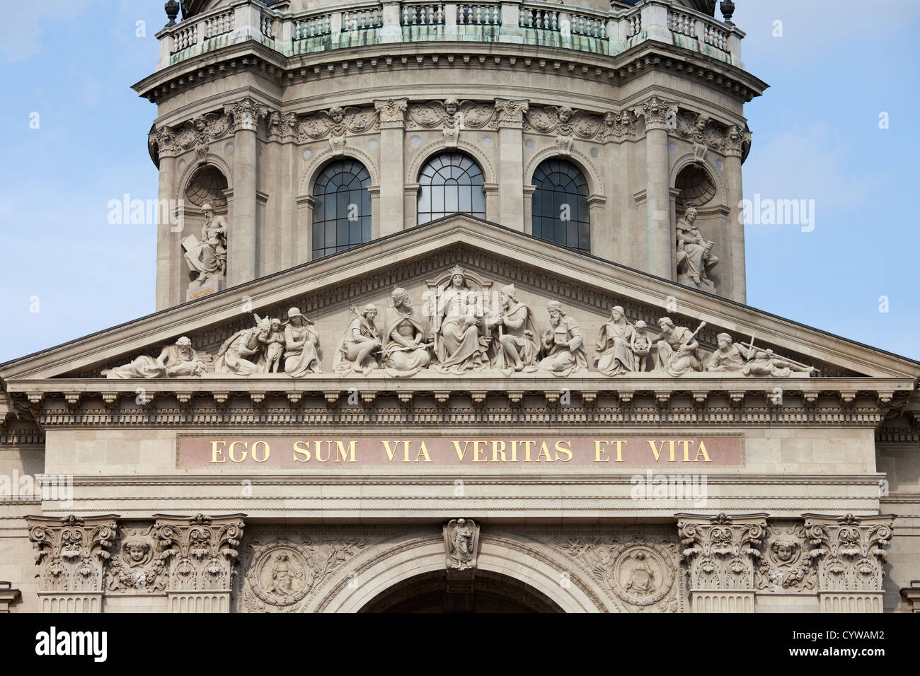 Inscription latine de paroles de Jésus "Je suis le Chemin, la vérité et la vie' ci-dessous, tympan de la basilique Saint-Étienne à Budapest, Hongrie, Europe Banque D'Images