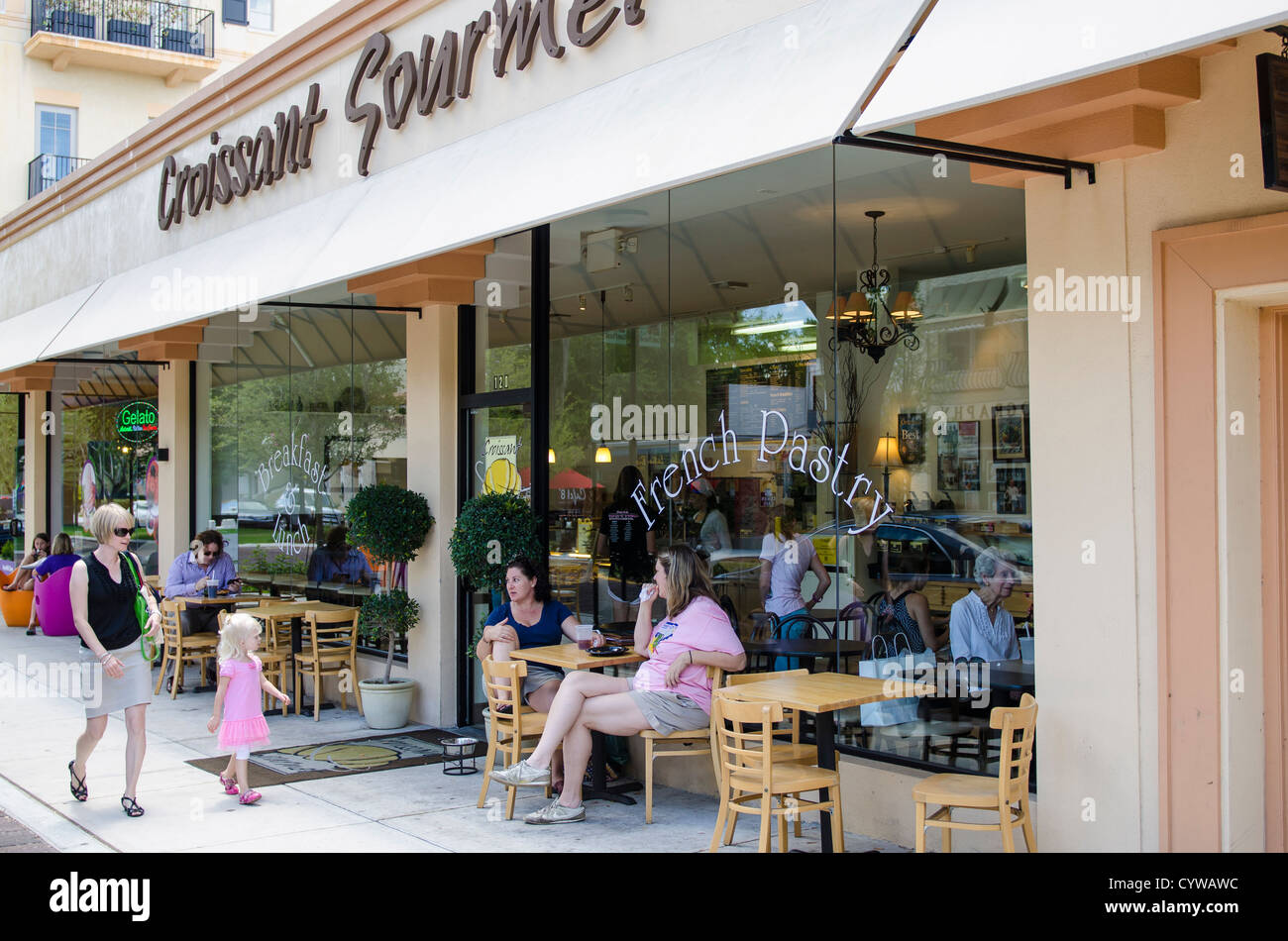 USA, Floride. Croissant boulangerie Gourmet trottoir outdoor cafe restaurant, Winter Park, Floride. Banque D'Images