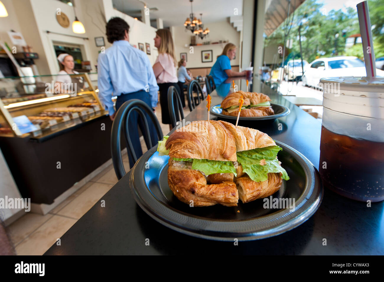 USA, Floride. Des sandwichs au Croissant Croissant café-pâtisserie gastronomique le centre-ville de Winter Park, Floride. Banque D'Images
