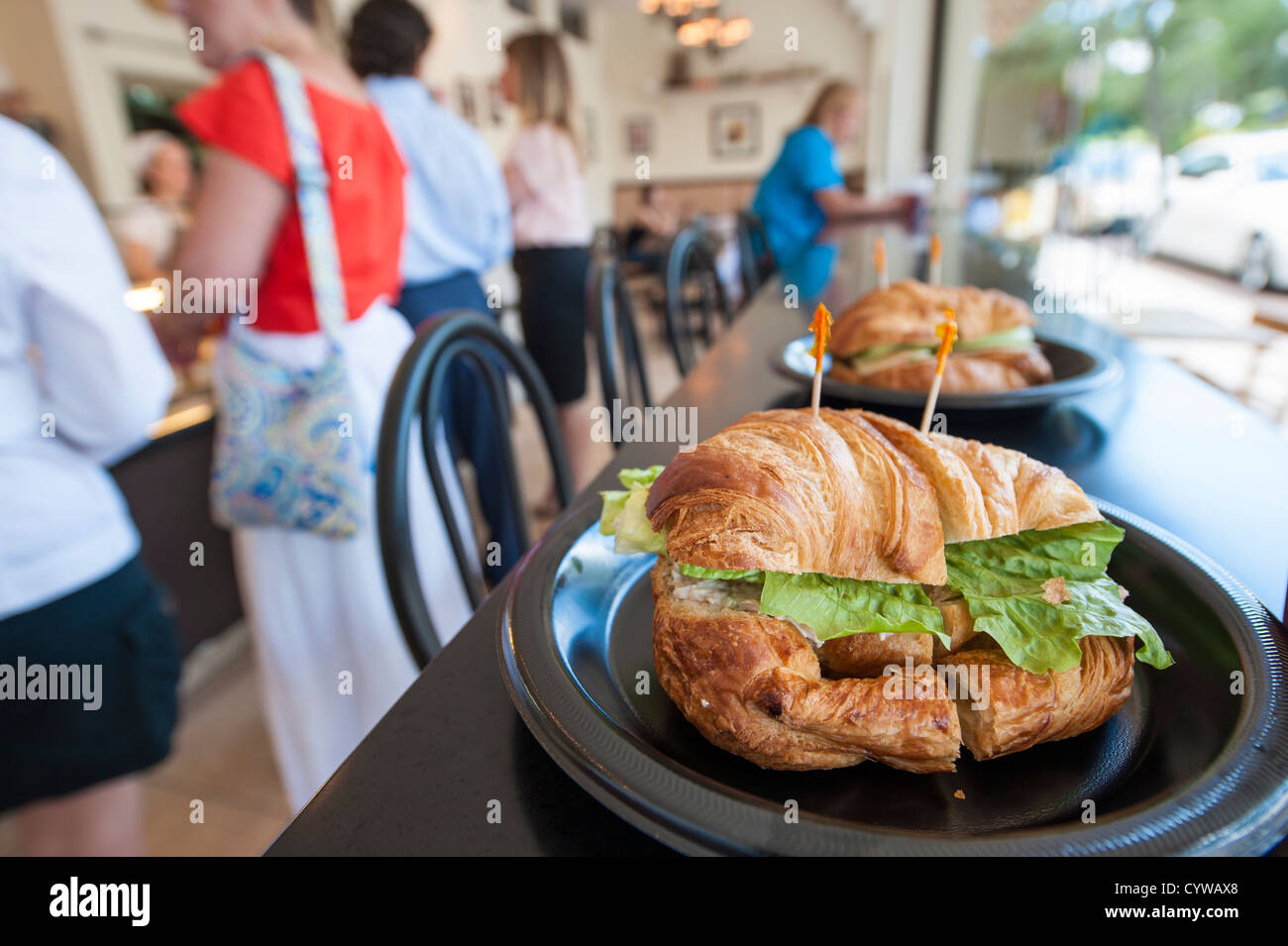 USA, Floride. Des sandwichs au Croissant Croissant café-pâtisserie gastronomique le centre-ville de Winter Park, Floride. Banque D'Images