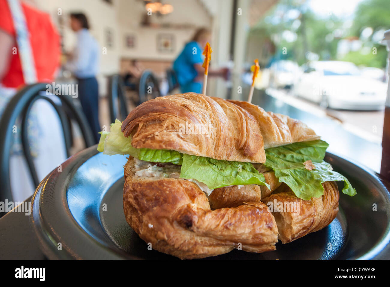 USA, Floride. Sandwich au Croissant Croissant café-pâtisserie gastronomique le centre-ville de Winter Park, Floride. Banque D'Images