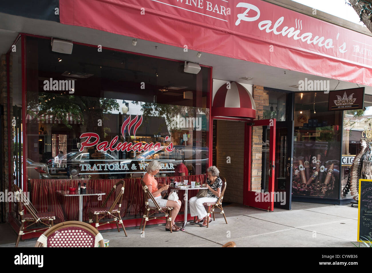 USA, Floride. Palmano's sidewalk cafe trattoria restaurant centre-ville de Winter Park, Floride. Banque D'Images