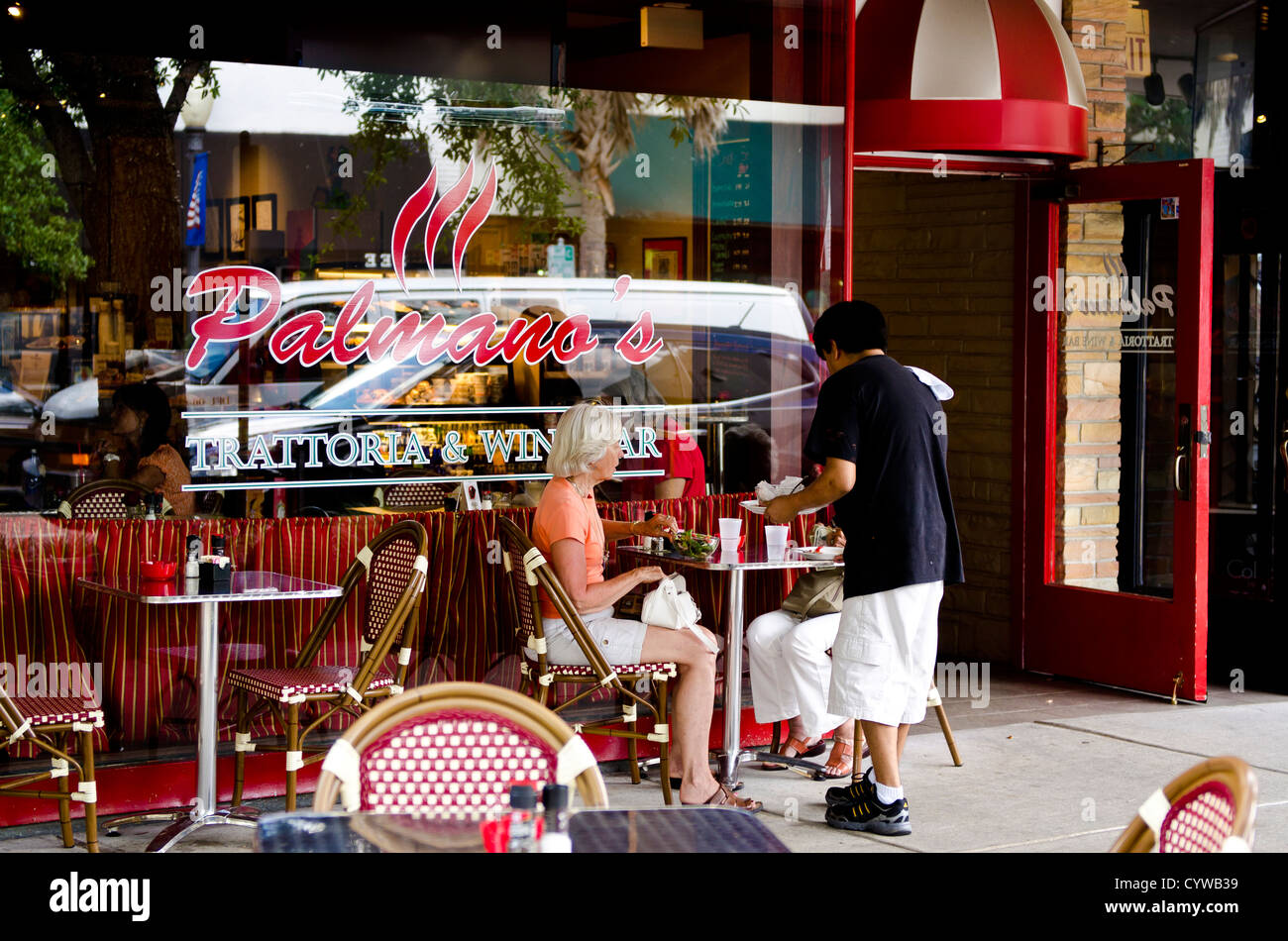 USA, Floride. Palmano's sidewalk cafe trattoria restaurant centre-ville de Winter Park, Floride. Banque D'Images