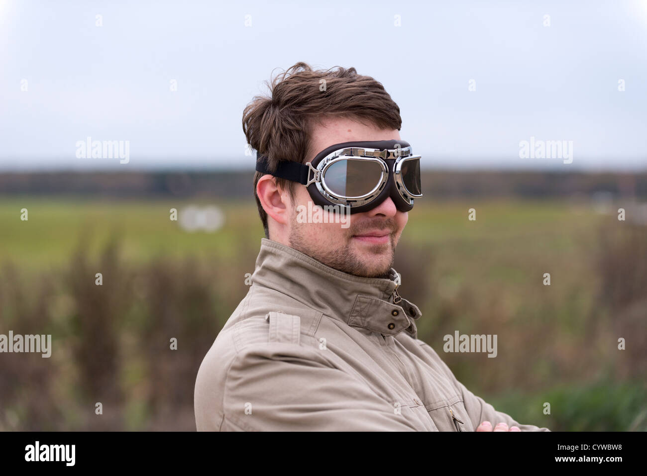 Jeune homme portant des lunettes moto aviator Photo Stock - Alamy