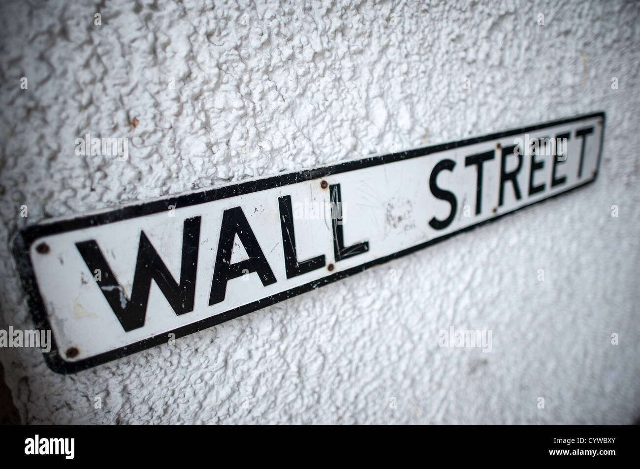 BEAUMARIS, pays de Galles — Un panneau de rue original pour « Wall Street » apposé sur un mur de stuc blanc ajoute une touche d'humour inattendue à la ville historique de Beaumaris sur l'île d'Anglesey. Cette juxtaposition d'un nom associé au quartier financier de New York avec pour toile de fond une ville côtière galloise traditionnelle souligne le charme de Beaumaris et les surprises occasionnelles que l'on trouve dans ses rues sinueuses. Banque D'Images