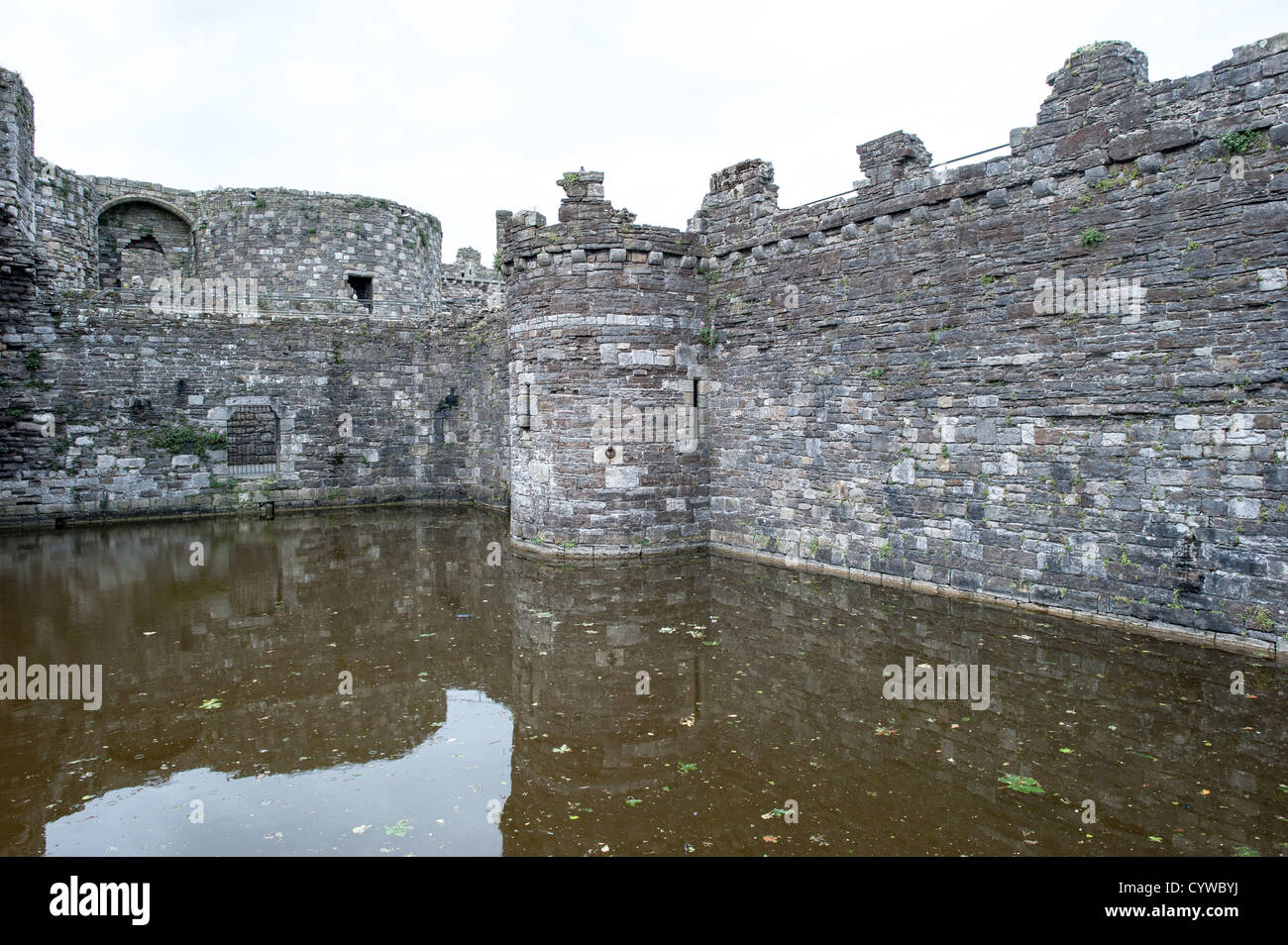 BEAUMARIS, pays de Galles - le douve du château de Beaumaris sur l'île d'Anglesey, sur la côte nord du pays de Galles, Royaume-Uni. La pittoresque ville côtière de Beaumaris, située sur l'île d'Anglesey au pays de Galles, offre aux visiteurs un aperçu de la riche histoire de la région, avec son château médiéval, son architecture victorienne et son bord de mer pittoresque. Beaumaris a été classé au patrimoine mondial de l'UNESCO et continue à charmer les voyageurs avec ses monuments bien conservés et sa beauté naturelle étonnante. Banque D'Images