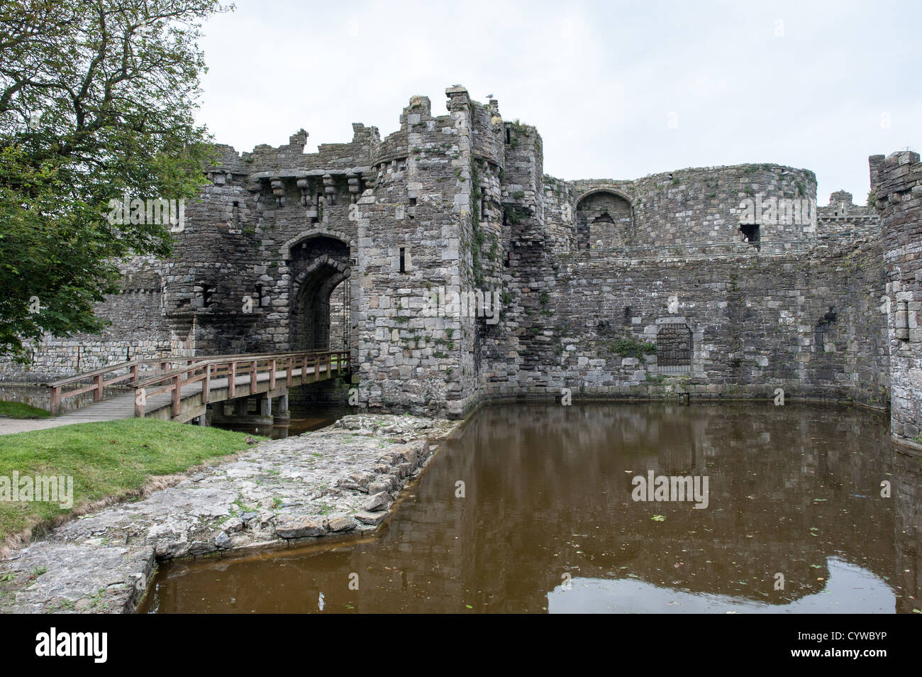 BEAUMARIS, pays de Galles - porte d'entrée du château de Beaumaris sur l'île d'Anglesey, sur la côte nord du pays de Galles, Royaume-Uni. Le château date du 13th siècle et est l'un de plusieurs commandé par Edward I. La pittoresque ville côtière de Beaumaris, située sur l'île d'Anglesey au pays de Galles, offre aux visiteurs un aperçu de la riche histoire de la région, avec son château médiéval, son architecture victorienne et son bord de mer pittoresque. Beaumaris a été classé au patrimoine mondial de l'UNESCO et continue à charmer les voyageurs avec ses monuments bien conservés et sa beauté naturelle étonnante. Banque D'Images