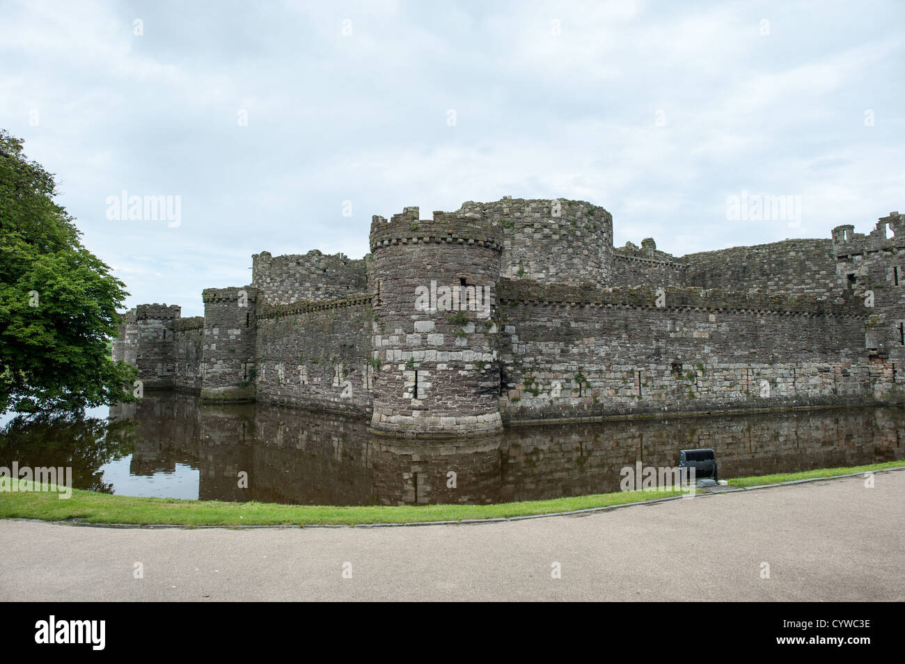 BEAUMARIS, pays de Galles - les murs du château de Beaumaris sur l'île d'Anglesey, sur la côte nord du pays de Galles, Royaume-Uni. Le château date du 13th siècle et est l'un de plusieurs commandé par Edward I. La pittoresque ville côtière de Beaumaris, située sur l'île d'Anglesey au pays de Galles, offre aux visiteurs un aperçu de la riche histoire de la région, avec son château médiéval, son architecture victorienne et son bord de mer pittoresque. Beaumaris a été classé au patrimoine mondial de l'UNESCO et continue à charmer les voyageurs avec ses monuments bien conservés et sa beauté naturelle étonnante. Banque D'Images