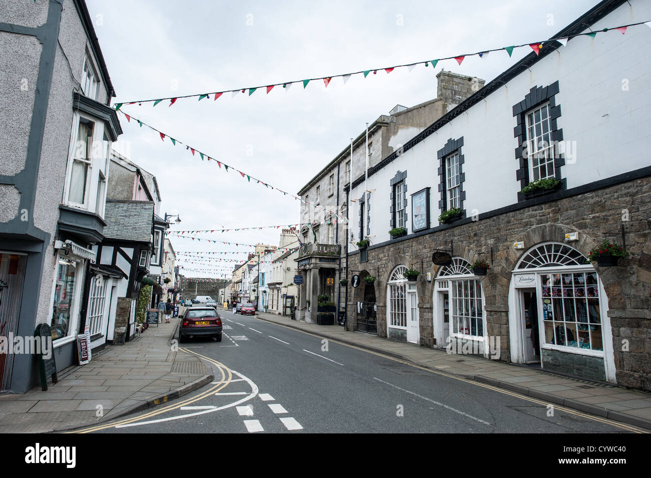 Une rue principale à Beaumaris sur l'île d'Anglesey de la côte nord du Pays de Galles, Royaume-Uni. Banque D'Images