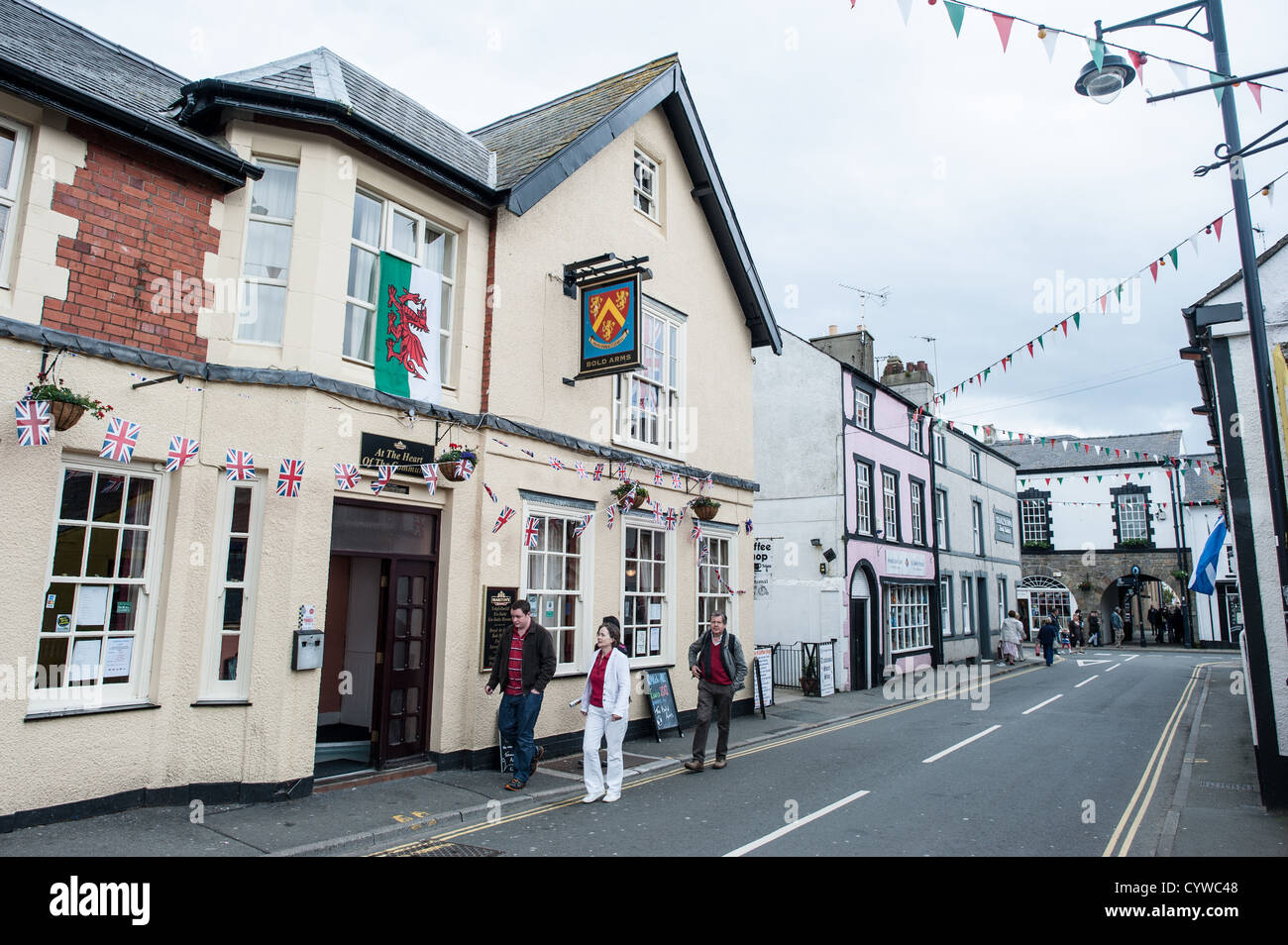 BEAUMARIS, pays de Galles - Une rue dans le centre-ville de Beaumaris sur l'île d'Anglesey de la côte nord du pays de Galles, Royaume-Uni. La pittoresque ville côtière de Beaumaris, située sur l'île d'Anglesey au pays de Galles, offre aux visiteurs un aperçu de la riche histoire de la région, avec son château médiéval, son architecture victorienne et son bord de mer pittoresque. Beaumaris a été classé au patrimoine mondial de l'UNESCO et continue à charmer les voyageurs avec ses monuments bien conservés et sa beauté naturelle étonnante. Banque D'Images