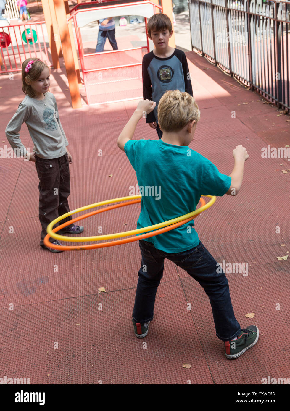Les enfants avec hula hoop, aire de Tecumseh, West 78th Street et Amsterdam Avenue, Manhattan, New York City, USA Banque D'Images