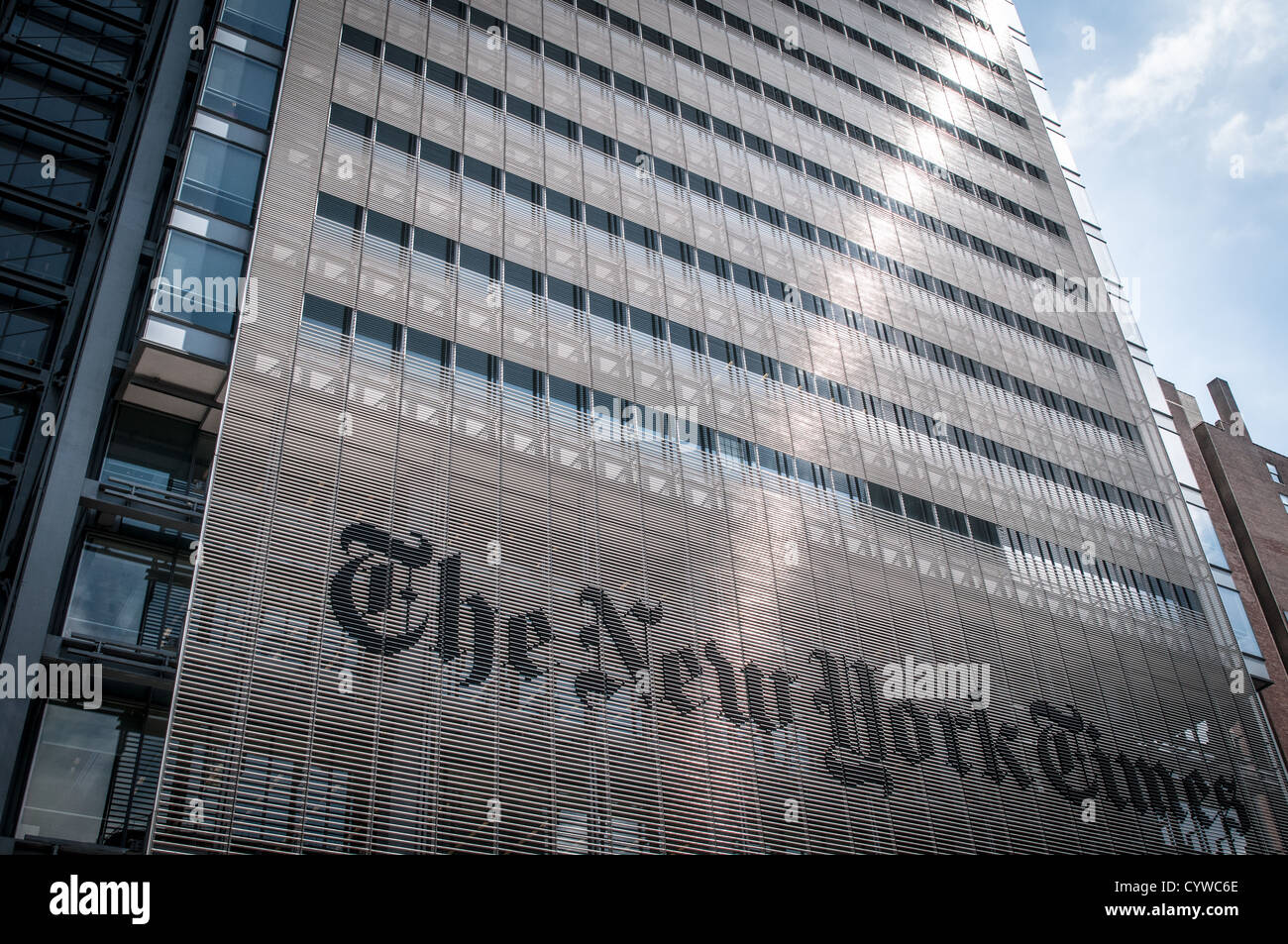 NEW YORK, NY, États-Unis — la façade frappante du New York Times Building, dans le centre-ville de Manhattan, présente une exposition de premier plan de l'emblématique générique du New York Times. Ce gratte-ciel moderne, avec sa conception architecturale distinctive, sert de siège à l'un des journaux les plus renommés d'Amérique, symbole du journalisme au cœur du quartier animé des médias de New York. Banque D'Images