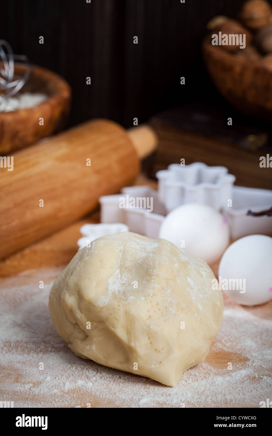 Pâte crue avec ingrédients pour la cuisson des biscuits de Noël Banque D'Images