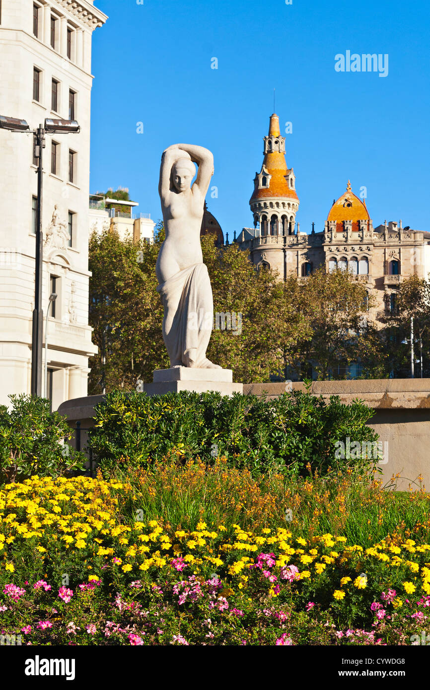Statue du public et des fleurs à Placa Catalunya, Barcelone Banque D'Images