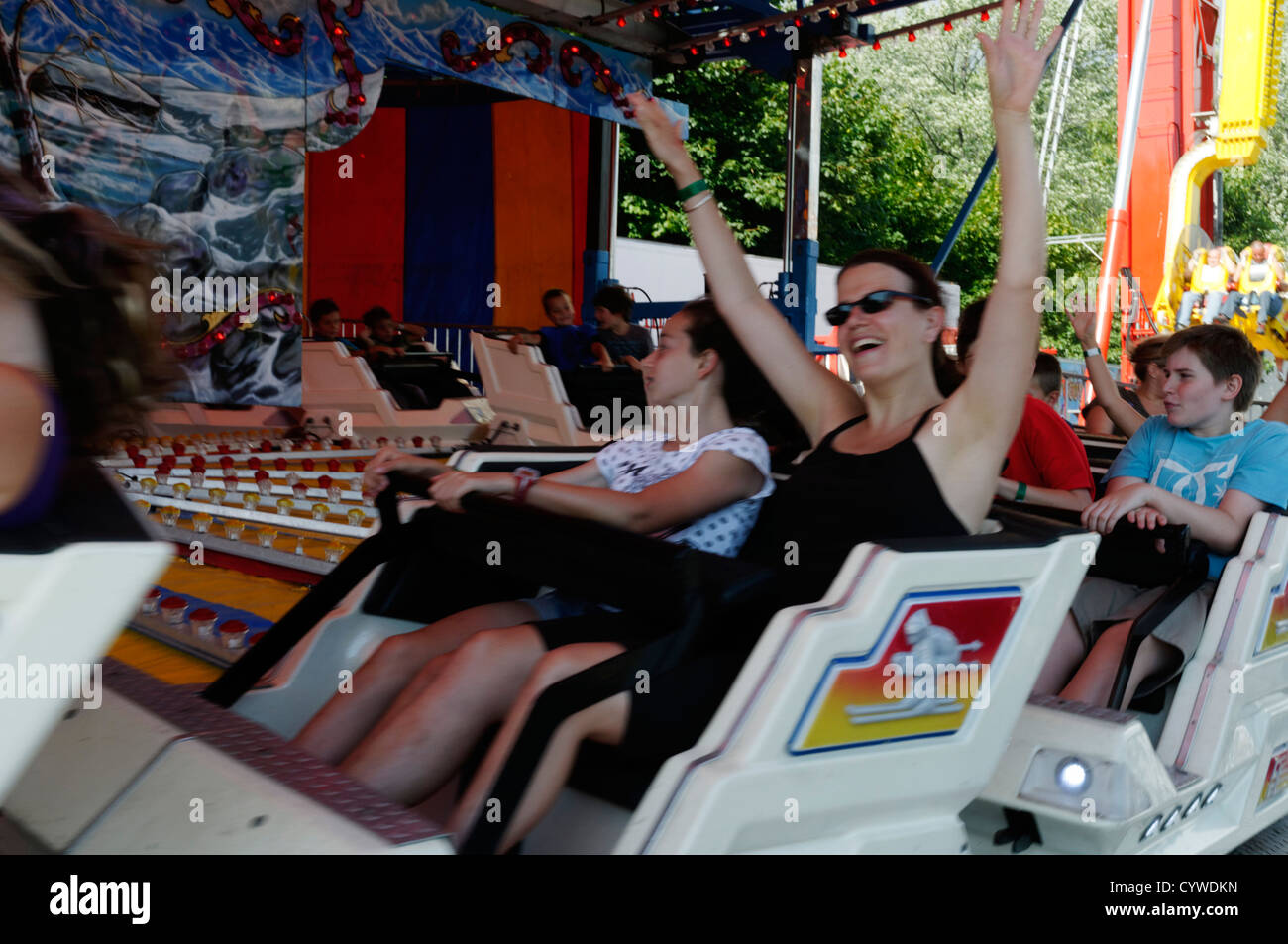 Les gens s'amuser sur une fête foraine ride Banque D'Images