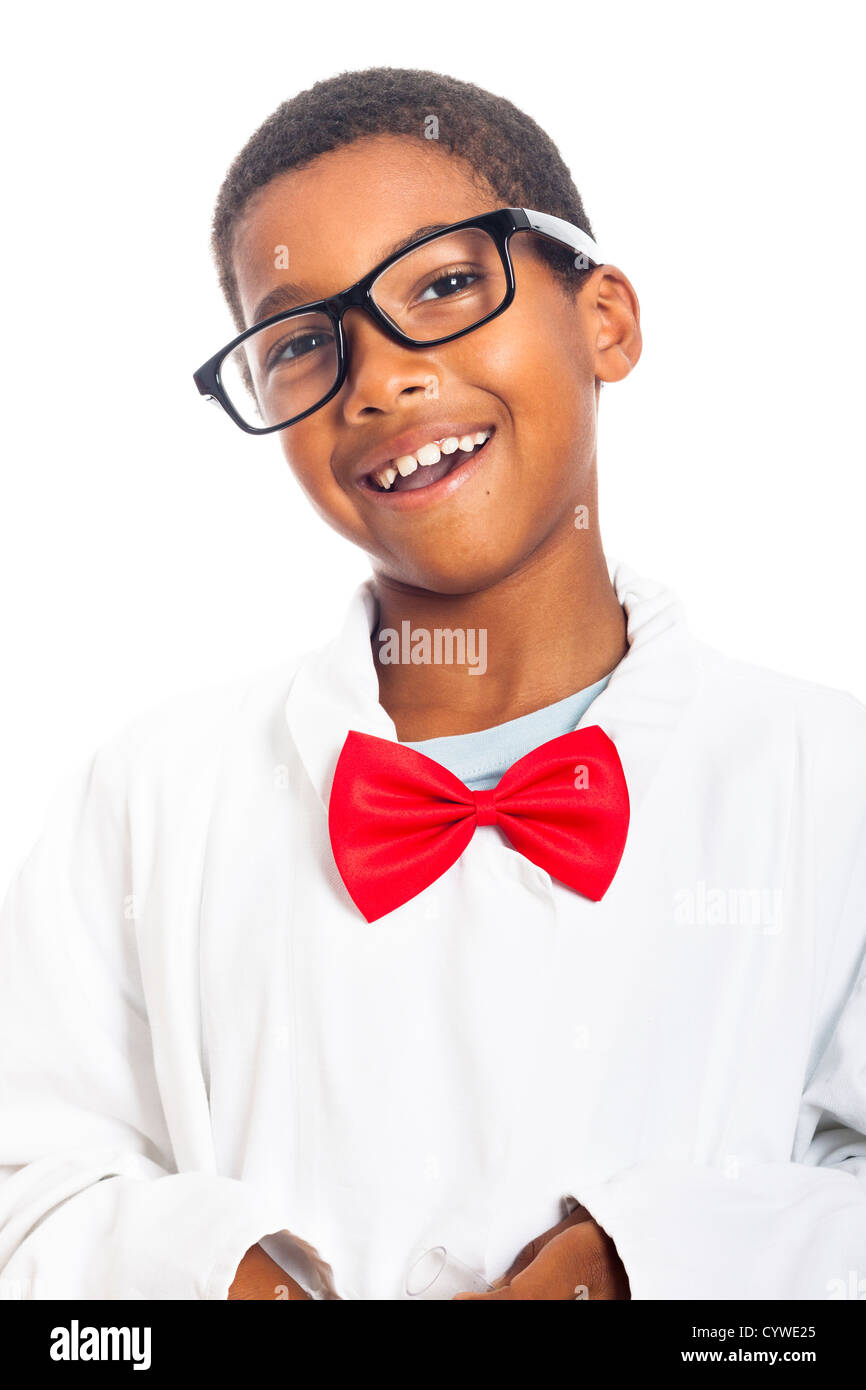 Portrait of happy school boy astucieux, isolé sur fond blanc. Banque D'Images