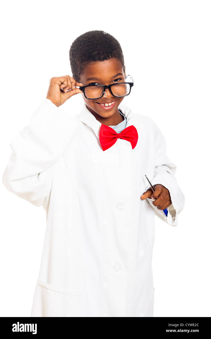 Happy Cute scientifique intelligente school boy, isolé sur fond blanc. Banque D'Images