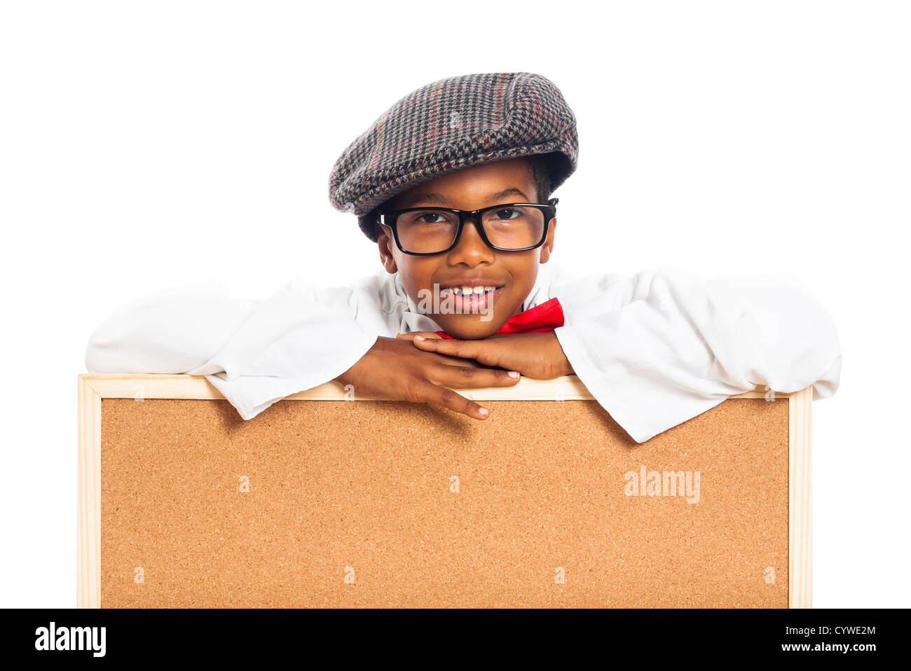 Portrait of happy cute school boy avec panneau de liège, isolé sur fond blanc. Banque D'Images