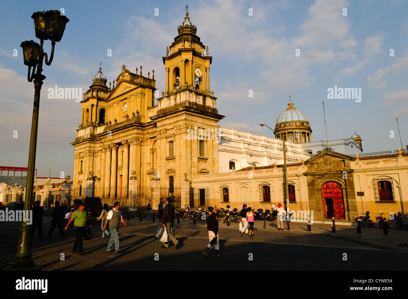 Les habitants de marche en avant de la Catedral Metropolitana face à Parque Central (officiellement la Plaza de la Constitución) dans le centre de la ville de Guatemala, Guatemala. Banque D'Images