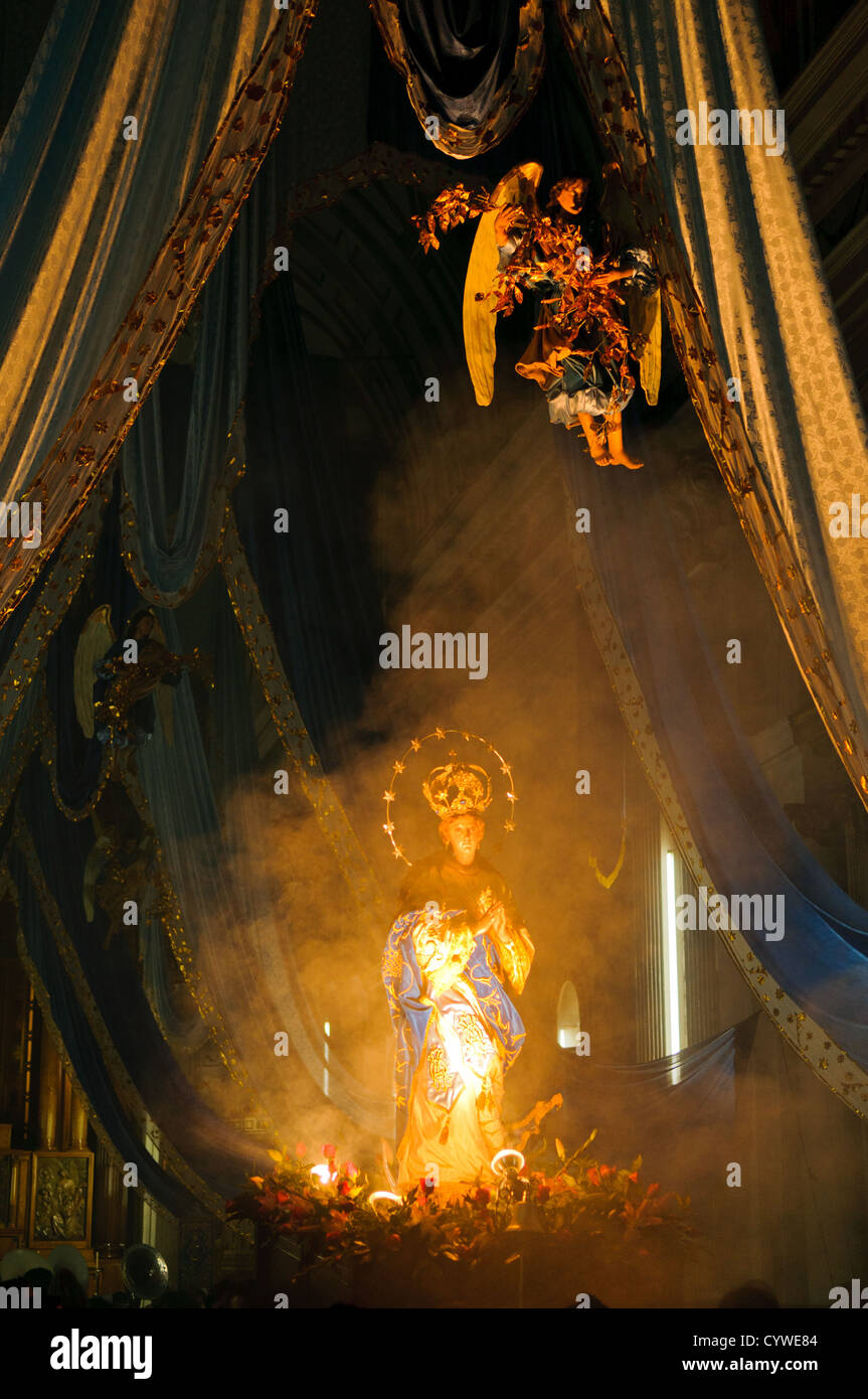 Une figure religieuse est réalisée sur les épaules des membres de la congrégation dans une procession à l'église San Francisco (St. Francis Church) au centre-ville de la ville de Guatemala. La procession est accompagnée par de la musique. Banque D'Images