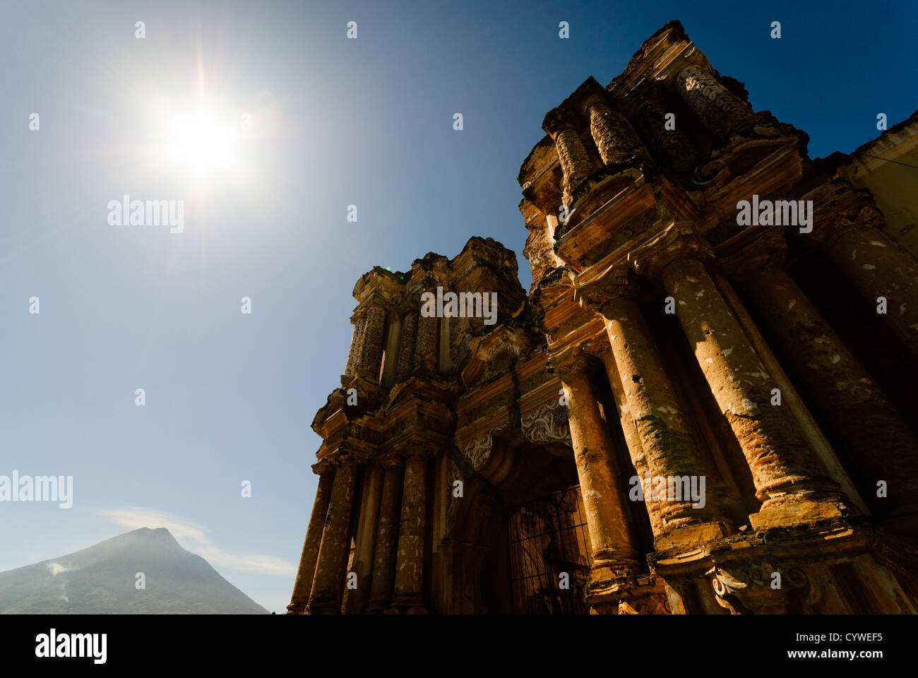 Antigua Ruins volcan de Agua Antigua Guatemala // ANTIGUA GUATEMALA, Guatemala — une des anciennes ruines d’Antigua, Guatemala, détruite pour la plupart par l’un des tremblements de terre qui ont secoué la ville au fil des ans. A gauche dans la distance est une autre indication de l'activité sismique active dans la zone avec le volcan de Agua (volcan d'eau). Banque D'Images