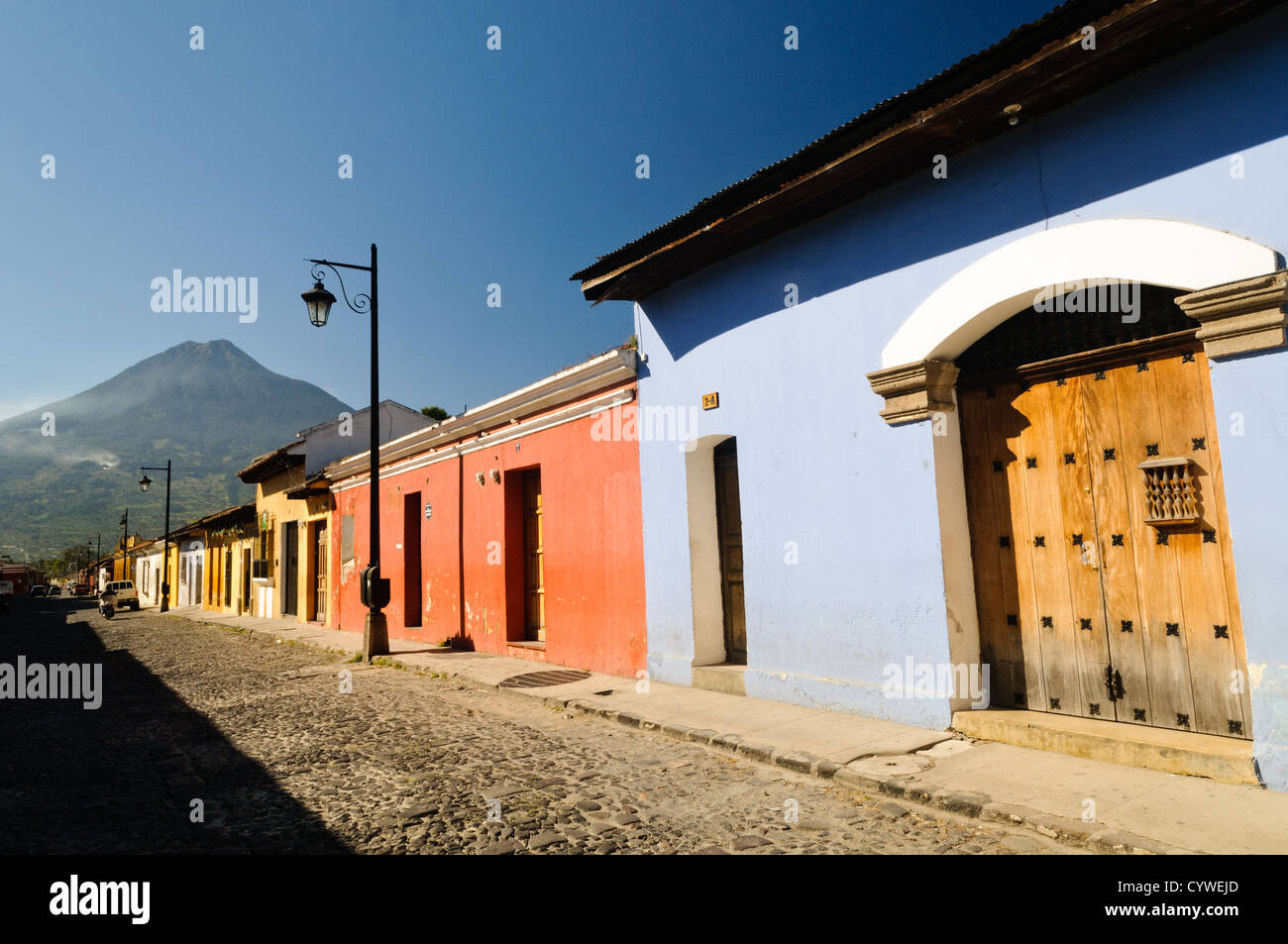 L'architecture coloniale espagnole traditionnelle d'Antigua se trouve au premier plan, avec le Volcán de Agua (ou Volcan Agua) dans l'arrière-plan. Célèbre pour son bien-préservé l'architecture baroque espagnole ainsi qu'un certain nombre de ruines de tremblements, Antigua Guatemala est un UNESCO World Heritage Site et ancienne capitale du Guatemala. Banque D'Images