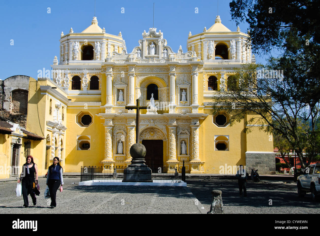 En face de la Plaza et distinctif de jaune et blanc, orné à l'extérieur de l'Iglesia y Convento de Nuestra Señora de la Merced dans le centre-ville d' Antigua, Guatemala Photo Stock - En face de la Plaza et distinctif de jaune et blanc, orné à l'extérieur de l'Iglesia y Convento de Nuestra Señora de la Merced dans le centre-ville d' Antigua, Guatemala Photo Stock -