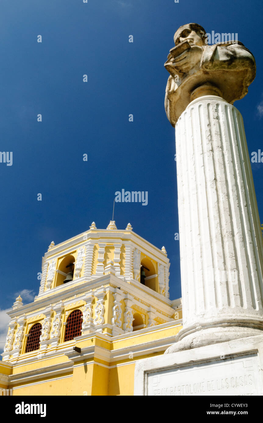 ANTIGUA, Guatemala — l'extérieur de l'Iglesia y Convento de Nuestra Señora de la Merced, un exemple remarquable de l'architecture baroque guatémaltèque. Ce complexe religieux datant de 18th ans, connu pour sa façade jaune saisissante et ses stuc blancs ornés, témoigne de la riche histoire coloniale d'Antigua et est un site important de culte catholique. Banque D'Images