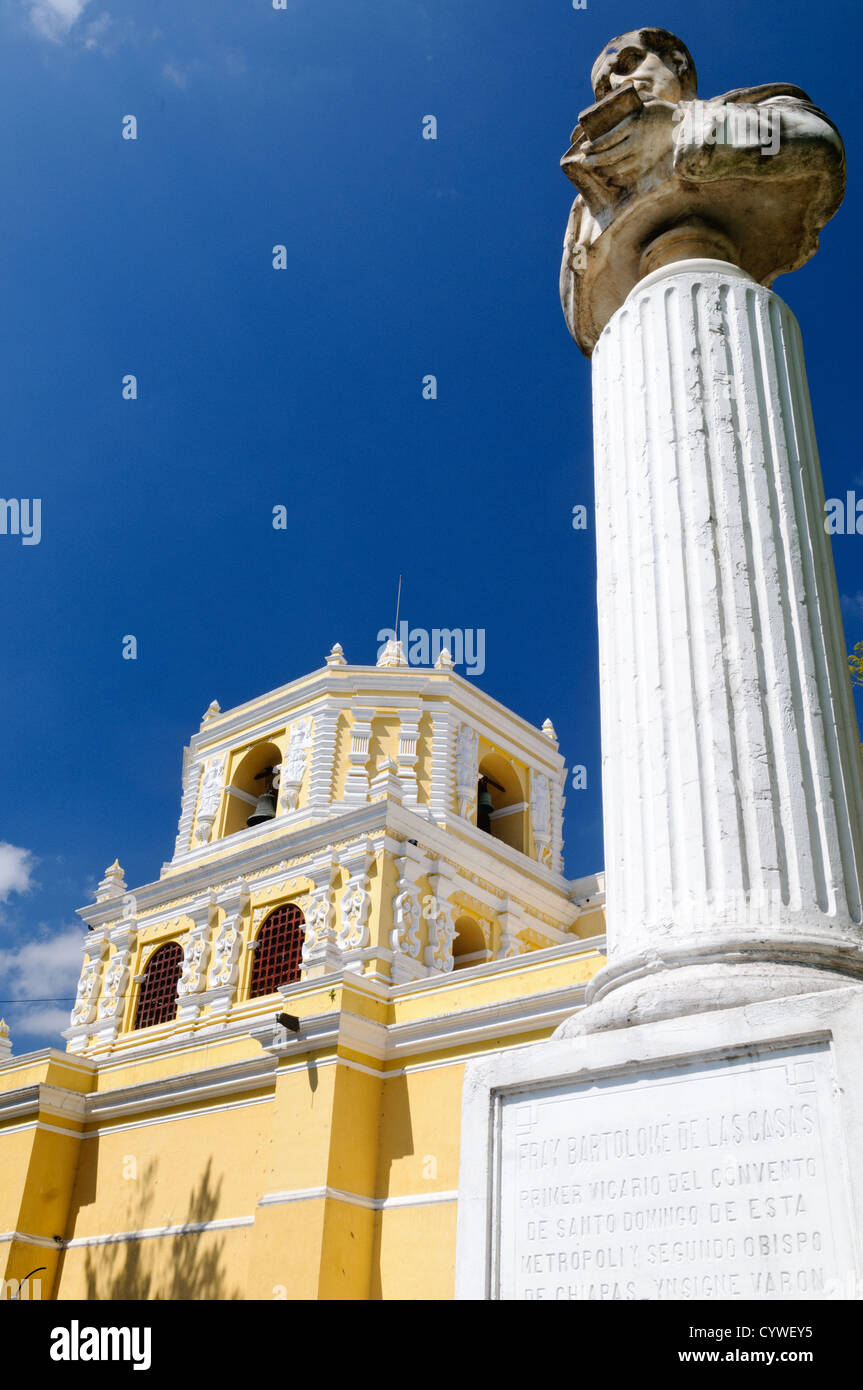 ANTIGUA, Guatemala — l'extérieur de l'Iglesia y Convento de Nuestra Señora de la Merced, un exemple remarquable de l'architecture baroque guatémaltèque. Ce complexe religieux datant de 18th ans, connu pour sa façade jaune saisissante et ses stuc blancs ornés, témoigne de la riche histoire coloniale d'Antigua et est un site important de culte catholique. Banque D'Images