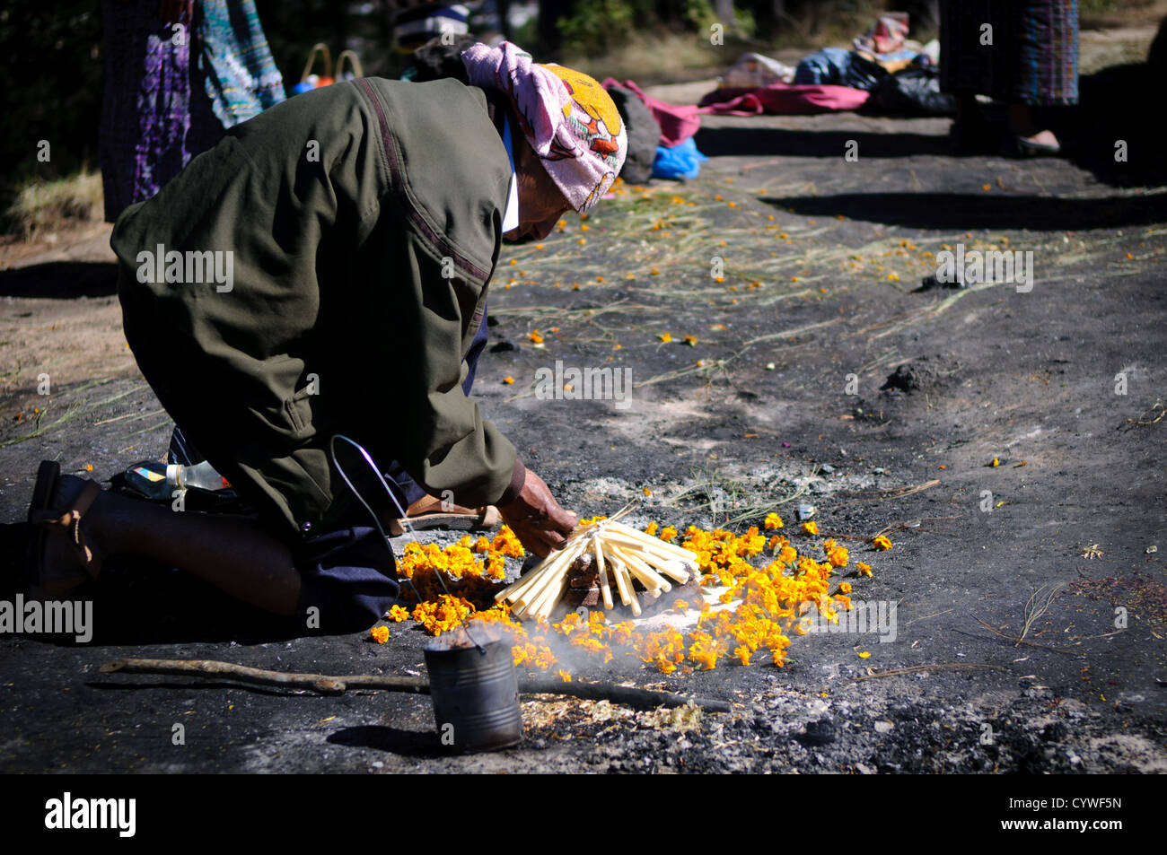 CHICHICASTENANGO, Guatemala - shaman local effectuer un traditionnel K'iche' cérémonie maya en utilisant des encensoirs encens copal et couvant avec résine à un site au sommet d'une colline à la périphérie de Chichicastengo. Chichicastenango est une ville maya dans les hautes terres guatémaltèques environ 90 milles au nord-ouest de la ville de Guatemala et à une altitude de près de 6 500 pieds. Il est plus célèbre pour son marché le dimanche et le jeudi. Banque D'Images