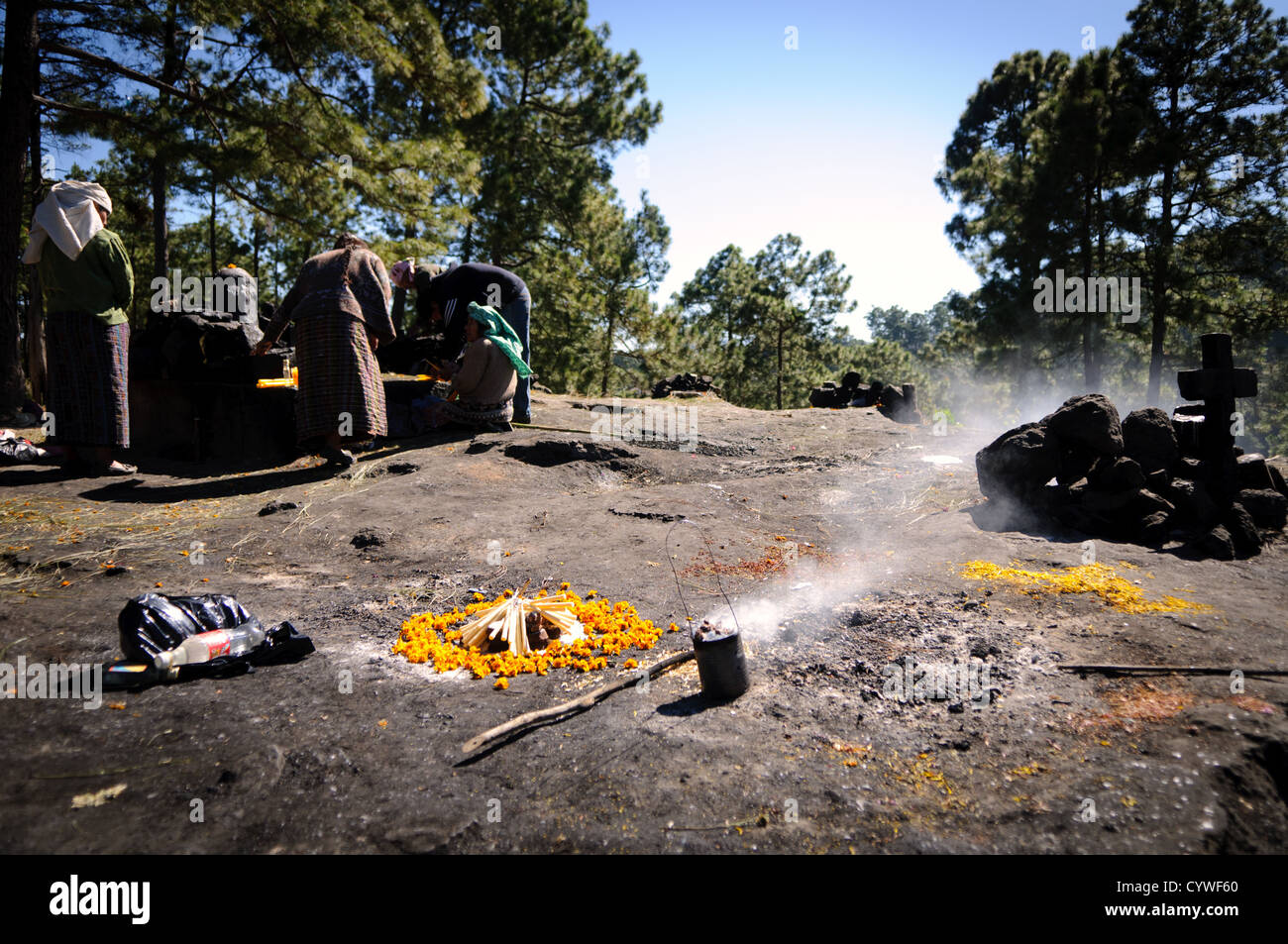 CHICHICASTENANGO, Guatemala - shaman local effectuer un traditionnel K'iche' cérémonie maya en utilisant des encensoirs encens copal et couvant avec résine à un site au sommet d'une colline à la périphérie de Chichicastengo. Chichicastenango est une ville maya dans les hautes terres guatémaltèques environ 90 milles au nord-ouest de la ville de Guatemala et à une altitude de près de 6 500 pieds. Il est plus célèbre pour son marché le dimanche et le jeudi. Banque D'Images