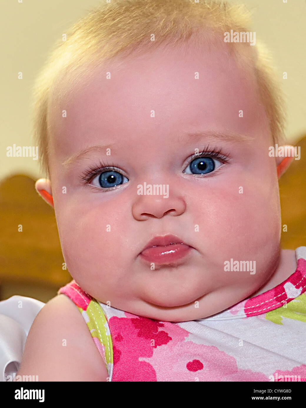 Un Portrait D Un Bebe Potele Heureux Avec De Beaux Yeux Expressifs Photo Stock Alamy