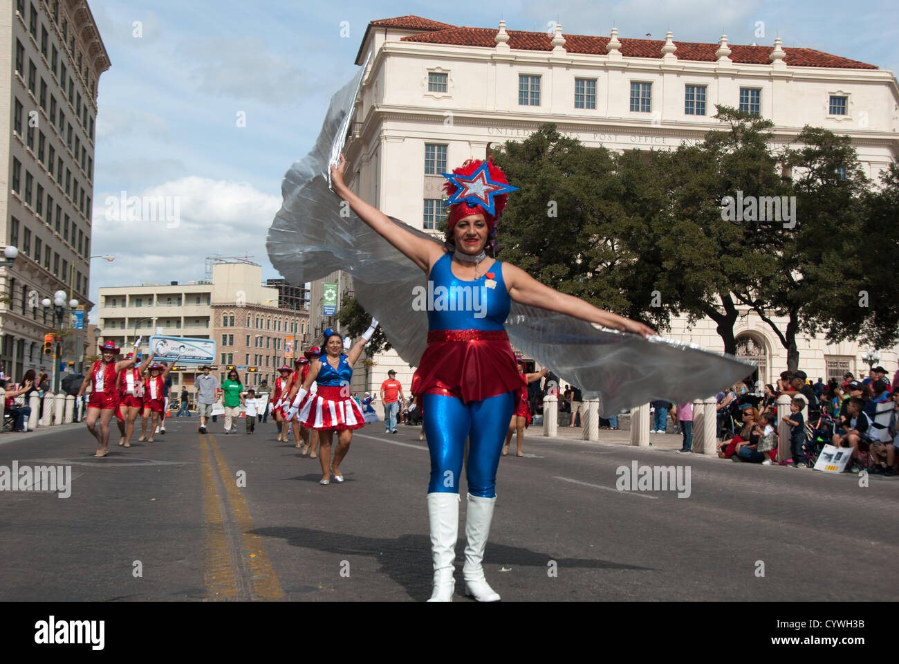 10 novembre 2012 San Antonio, Texas, USA - Les participants à la parade de la Fête des anciens combattants. Plus de 15 000 personnes ont assisté à la parade, qui a commencé près de l'Alamo et terminé Milam Park. Banque D'Images