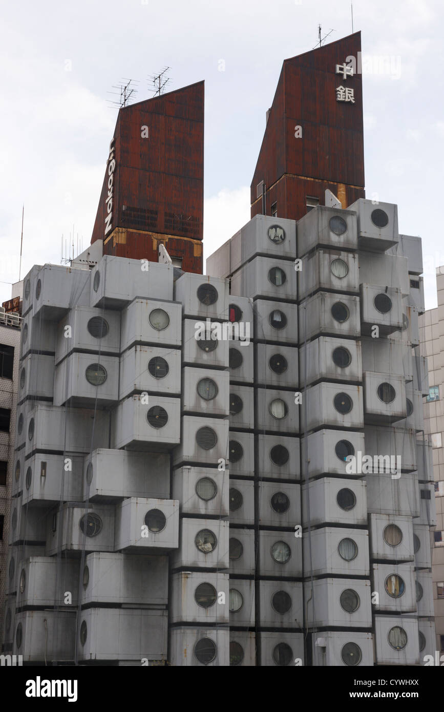 La Nakagin Capsule Tower de l'architecte Kisho Kurokawa en 1972 à Shimbashi Tokyo Japon. Il est prévu pour la démolition. Banque D'Images