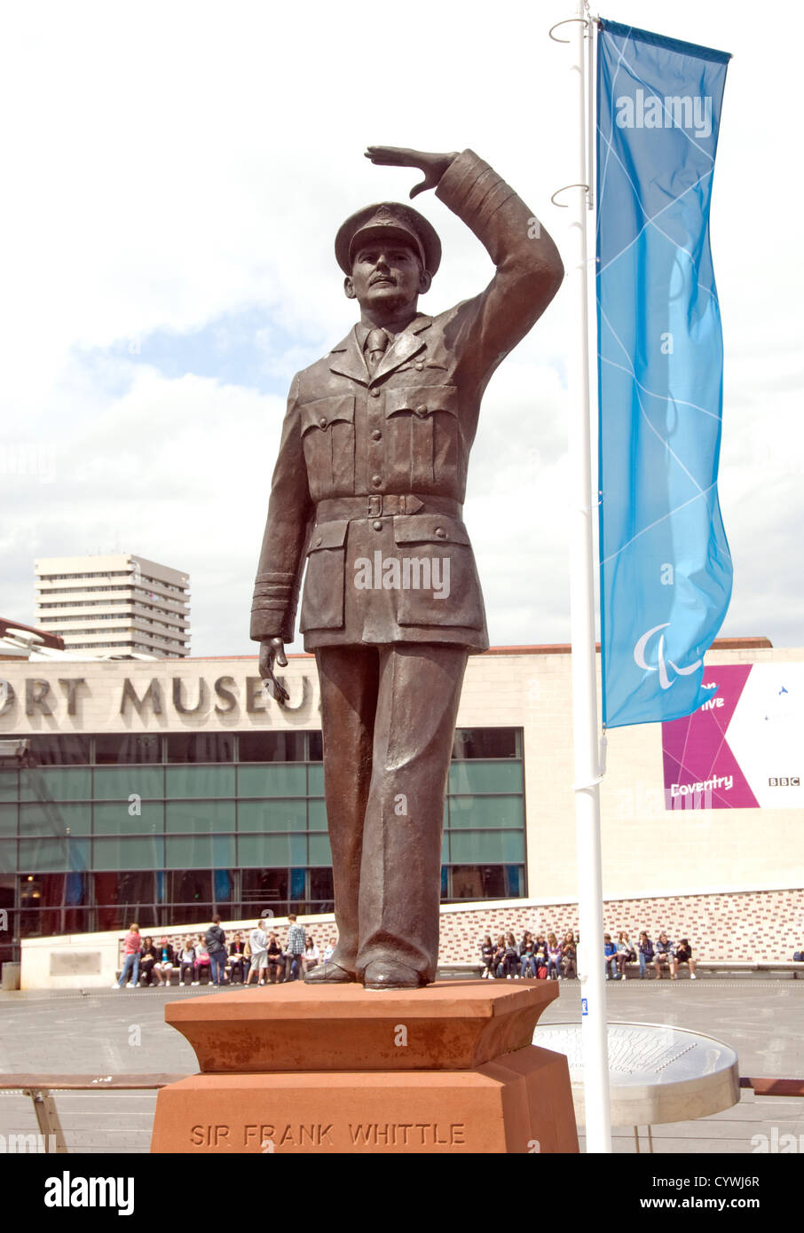 WARWICKSHIRE COVENTRY ;;LA STATUE COMMÉMORATIVE DE SIR FRANK WHITTLE EN PLACE DU MILLÉNAIRE Banque D'Images