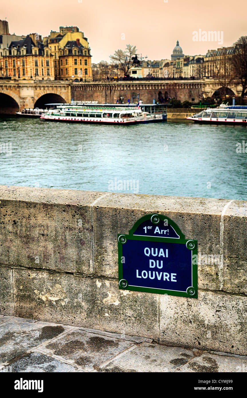 Quai du Louvre street sign in Paris, France Banque D'Images