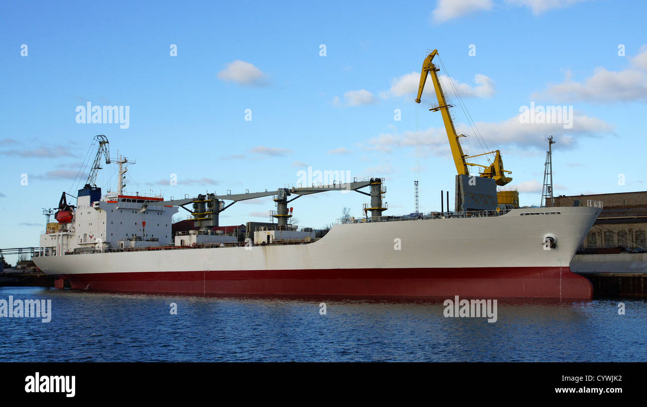 Le cargo les coûts à une amarre Banque D'Images